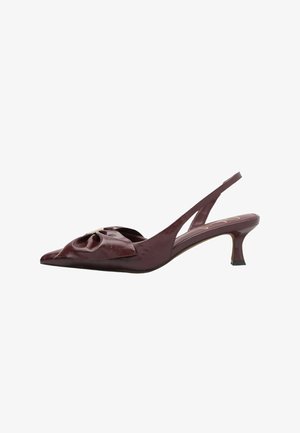 Dame bordeaux læder slingback hæl med spids tå, lav kitten hæl og dekorativ rynket sløjfe foran.