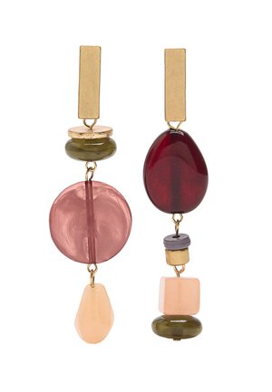 Asymetryczne wiszące kolczyki z prostokątnymi złotymi sztyftami i wielokolorowymi kamieniami w odcieniach różu, czerwieni, zieleni i beżu.