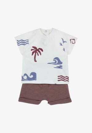 Chemise blanche à manches courtes avec imprimés de palmiers bordeaux et vagues bleues, associée à un short marron uni à revers pour bébés ou tout-petits.