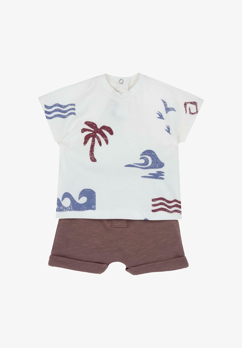 Chemise blanche à manches courtes avec imprimés de palmiers bordeaux et vagues bleues, associée à un short marron uni à revers pour bébés ou tout-petits.