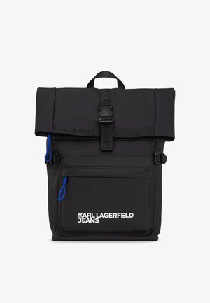 Mustal rullitav seljakott, millel on tekstureeritud pind, ees asuv lukuga tasku, sinised aktsendid ja valge logo ees.
