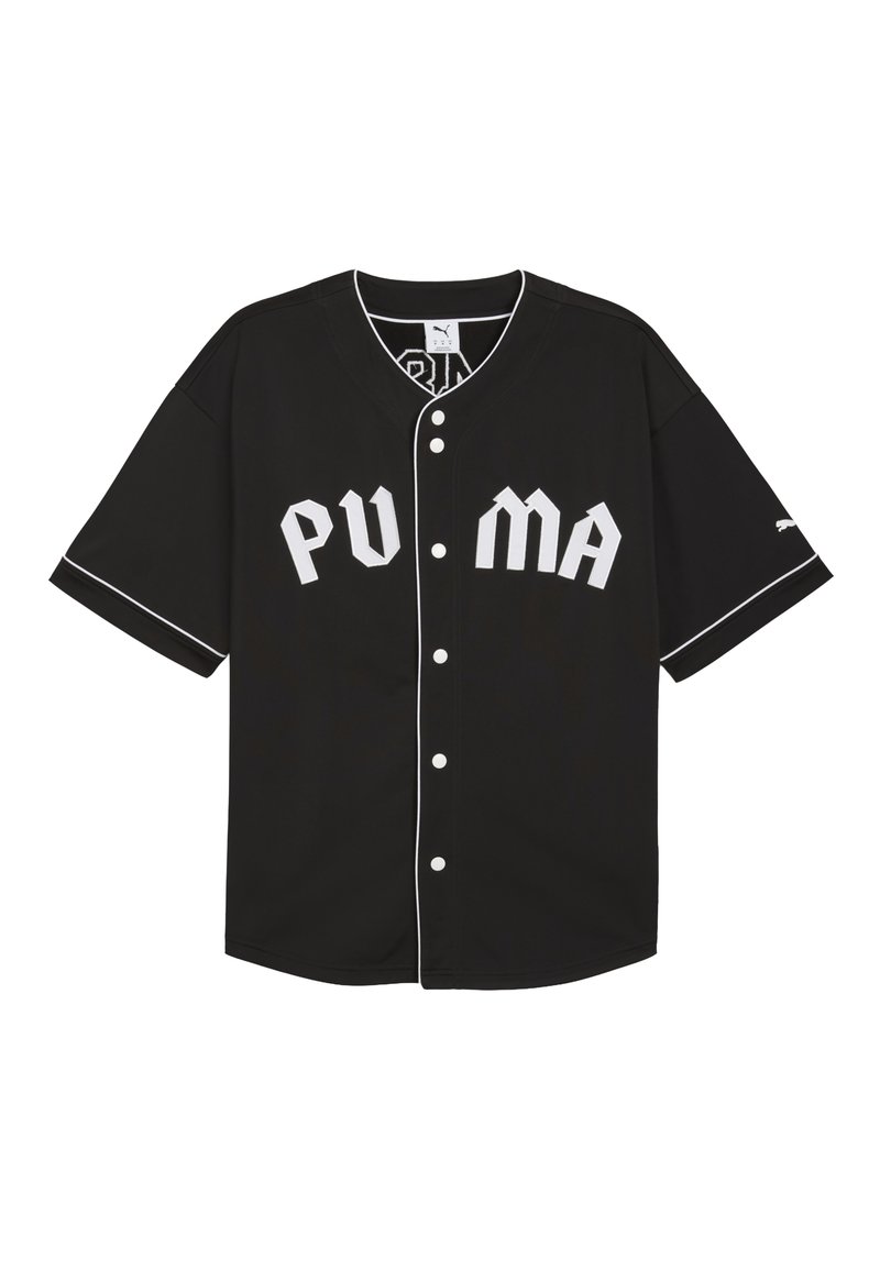 Juodas beisbolo marškinėlis trumpomis rankovėmis, baltos mygtukais ir kontrastinga balta siūle. Priekyje yra didelė "PUMA" užrašas.