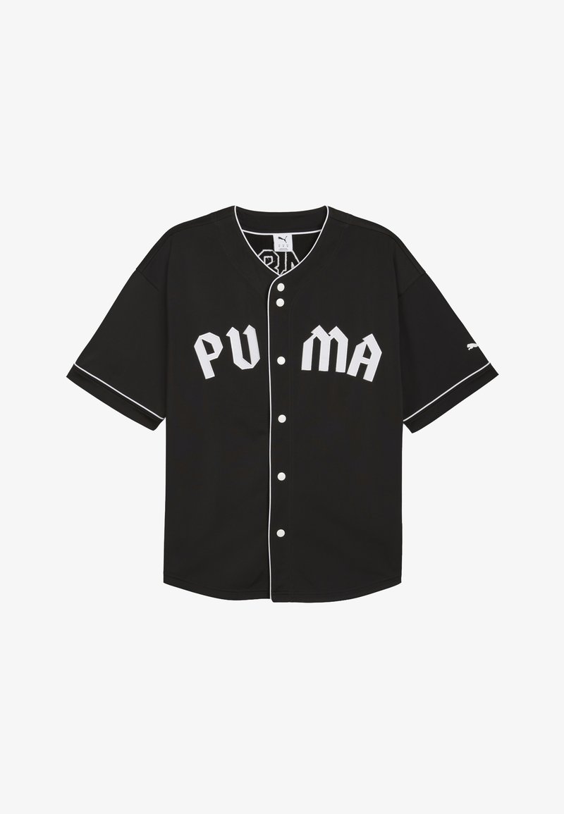 Črna bejzbol majica s kratkimi rokavi, belimi gumbi in kontrastnim belim šivanjem. Na sprednji strani je veliko besedilo "PUMA".