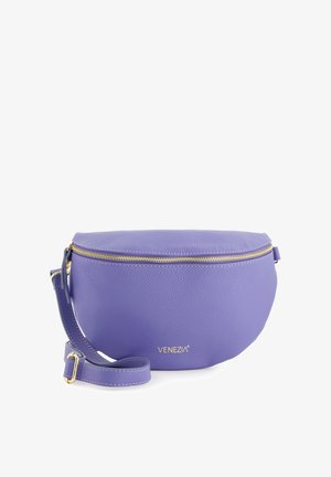Paarse leren crossbody tas met een ronde vorm, gouden rits en verstelbare schouderriem. Beschikt over een textuur oppervlakte en een merklogo.
