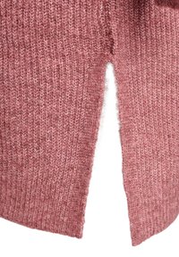 Maglione lavorato a maglia in rosa polveroso, con orlo spaccato, motivo testurizzato e finitura morbida. Il tessuto sembra accogliente e caldo.