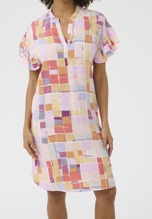 Robe à manches courtes en tissu léger présentant un motif patchwork coloré de carrés aux tons rose, orange, jaune et violet.