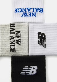Sett med fire sokker: hvite med blå "NEW BALANCE," grå med svart "NEW BALANCE," hvite med svart logo, og svarte med grå logo. Teksturert bomullsstoff.