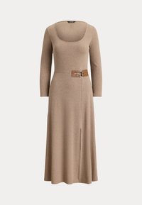 Abito midi beige a maniche lunghe con scollatura a girocollo, spacco laterale e dettaglio della cintura con fibbia marrone in vita.