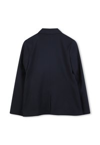 Granatowa marynarka, gładka tkanina, dopasowany krój, pojedyncze rozcięcie z tyłu, klapa z wycięciem, długie rękawy, minimalistyczna, bez widocznych elementów metalowych ani ozdób.