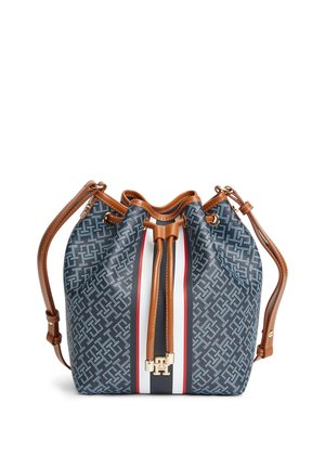 Beuteltasche mit Kordelzug aus blau gemustertem Stoff, vertikalen roten, weißen und schwarzen Streifen, braunem Lederbesatz und verstellbarem Schulterriemen.