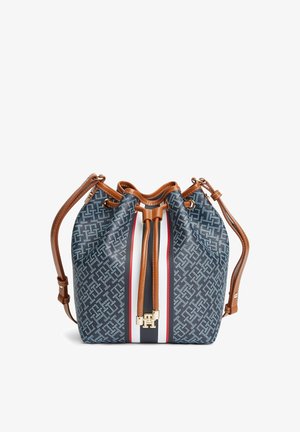 Sac seau à cordon avec tissu bleu à motif, rayures verticales rouges, blanches et noires, garniture en cuir marron et bandoulière réglable.