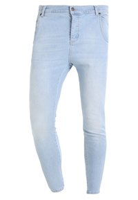 Jeans de mezclilla azul claro con un ajuste ceñido, con cierre de botón frontal, cinco bolsillos y textura suave. Sin patrones ni acentos visibles.