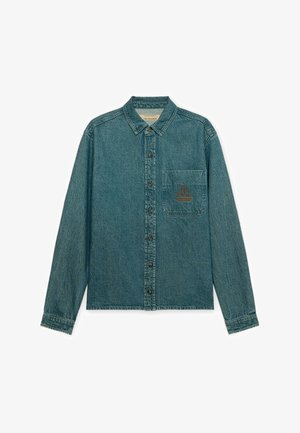 Dżinsowa koszula na długi rękaw z kołnierzykiem i kieszenią na piersi, na której znajduje się mały haftowany brązowy motyw statku.