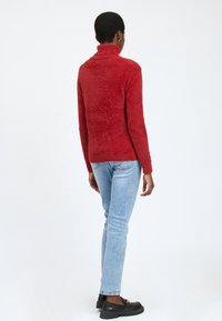 INFLUENCER FLUFFY TURTLENECK PULL - Trui - cognac