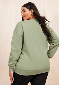 Curves Like These LOVE HEART REGULAR FIT - Felpa - khaki green