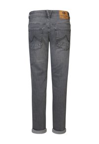 Jeans de mezclilla gris con puños doblados, cinco bolsillos y una etiqueta de cuero marrón en la cintura que presenta el logo y detalles de la marca.