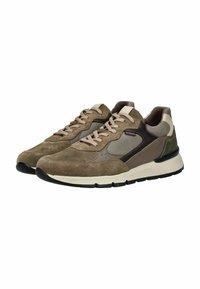 Zapatillas de ante marrón con acentos de malla, cordones de un beige claro y detalles en marrón oscuro. Suela gruesa blanca y negra con superficie texturizada.