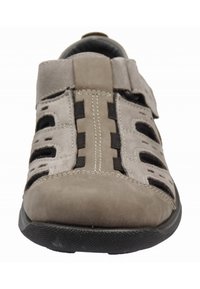 Semišová turistická obuv v světle šedé barvě s černými elastickými akcenty, otevřenými bočními výřezy, polstrovaným límcem a suchým zipem pro zapínání.