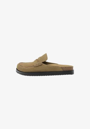 Scarpa slip-on in suede marrone chiaro con punta rotonda, dettaglio di cucitura in rilievo e suola in gomma nera con grip testurizzato.