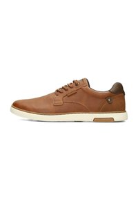 Zapato de cuero marrón con cordones y suela crema, que presenta acentos cosidos y una tapa de tacón marrón oscuro. Diseño minimalista con una textura suave.