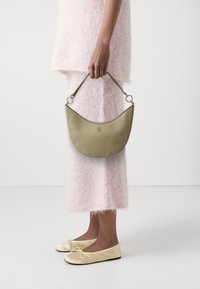 Tommy Hilfiger MONOTYPE SHOULDER BAG - Borsa a mano - beige