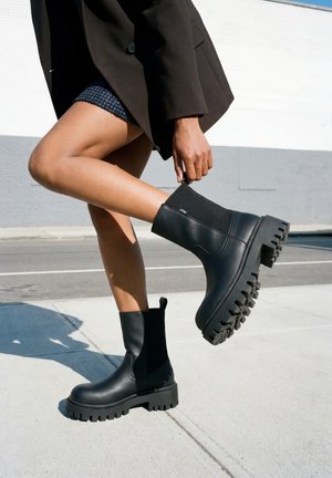 Buffalo, Bottines à plateau - black