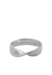 Sølvring med en tvunnet design, med en teksturert overflate og glatt innside. Enkel, minimalistisk form uten ytterligere utsmykninger.