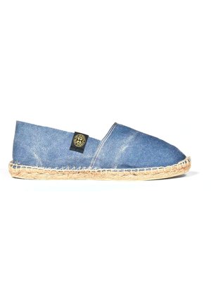 Espadrille en denim avec un bout rond et une semelle en jute tressé. Couleur bleu clair avec des ombres subtiles et une étiquette de logo noire sur le dessus.
