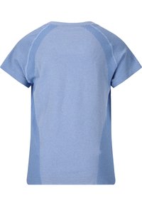 Lichtblauwe T-shirt met korte mouwen, met een soepele textuur en gestreepte paneeldetails langs de schouders en zijkanten.
