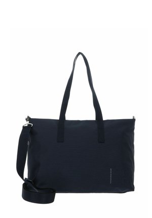 Sac fourre-tout en tissu texturé bleu marine avec deux poignées supérieures et une bandoulière amovible ; comprend une fermeture à glissière et un design minimaliste.