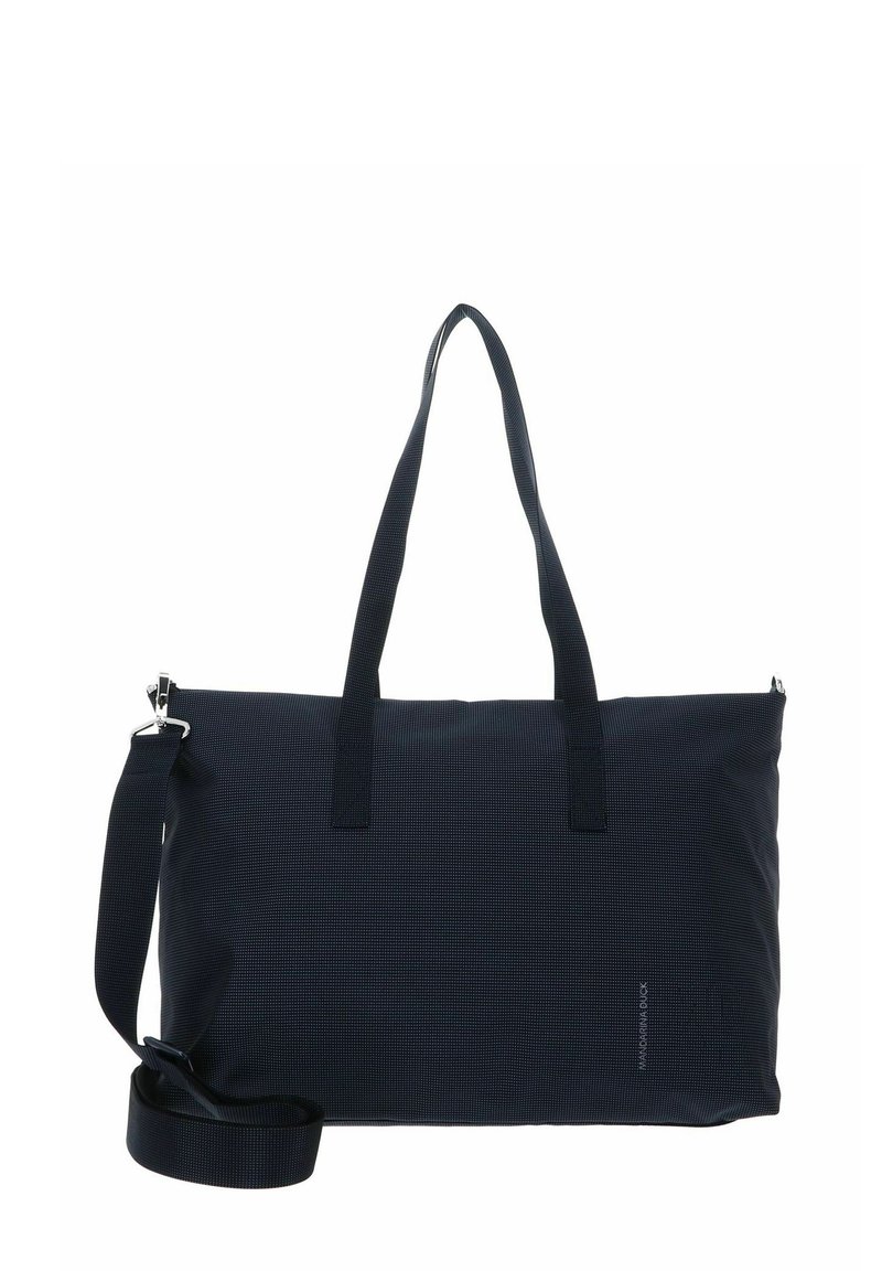 Sac fourre-tout en tissu texturé bleu marine avec deux poignées supérieures et une bandoulière amovible ; comprend une fermeture à glissière et un design minimaliste.