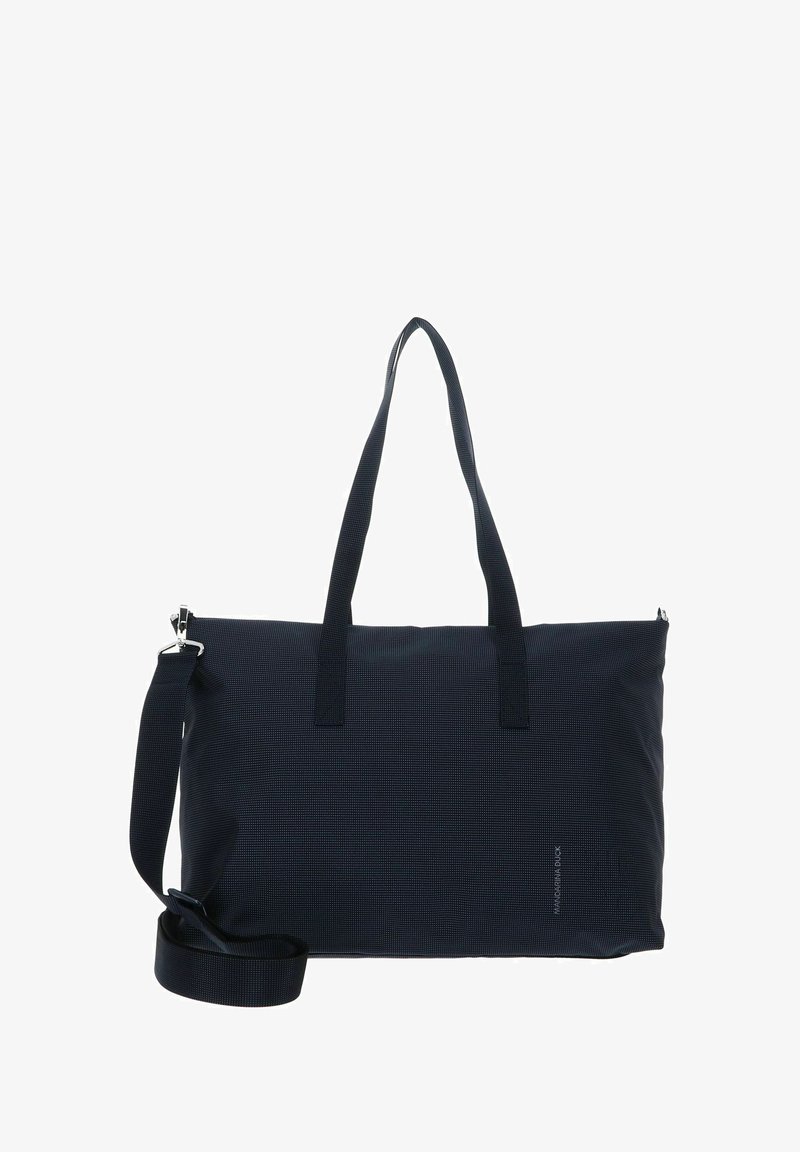 Sac fourre-tout en tissu texturé bleu marine avec deux poignées supérieures et une bandoulière amovible ; comprend une fermeture à glissière et un design minimaliste.