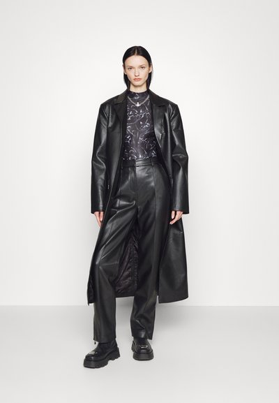 Han Kjøbenhavn STRAIGHT SUIT TROUSERS - Pantalones - black