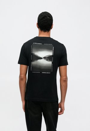 - T-shirt z nadrukiem