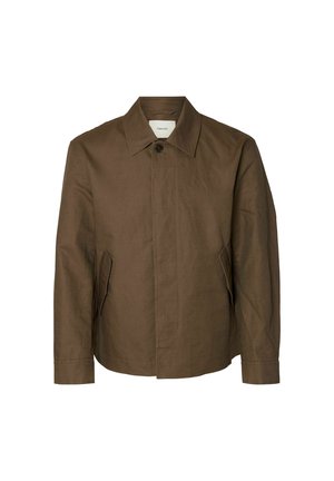 Meeste pruun jope tipitud kraega, peidetud eesmistel nuppudel ja kahe kaldu küljetaskuga, valgel taustal eksponeeritud.