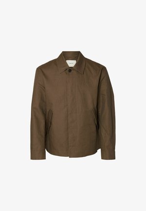 Chaqueta marrón de hombre con cuello puntiagudo, botones delanteros ocultos y dos bolsillos laterales en ángulo, presentada sobre fondo blanco.