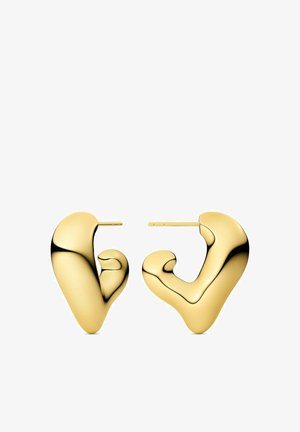 Par af skinnende guld ørstuds med abstrakte former, buede, organiske, asymmetriske og med glatte overflader på en hvid baggrund.