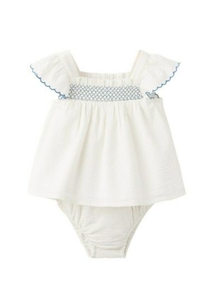 Combi-robe blanche pour bébé avec détail smocké bleu et manches volantes festonnées en tissu léger texturé.