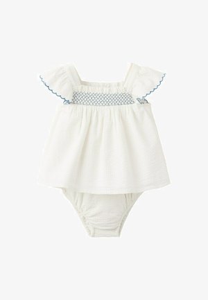 Rochiță albă pentru bebeluși cu detalii smocate albastre și mâneci cu volane decupate în țesătură texturată ușoară.