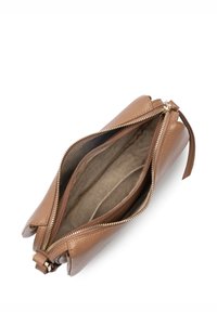 Pochette en cuir marron avec fermeture éclair dorée. L'intérieur est en tissu beige avec deux compartiments. Le cuir extérieur présente une finition texturée.