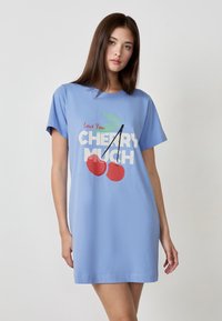Vestito t-shirt di cotone azzurro chiaro con stampa grafica di ciliegie rosse e la scritta "Love You CHERRY MUCH." Maniche corte, vestibilità rilassata.