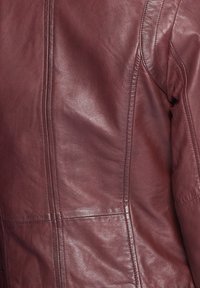 Ei valittu, mahagony