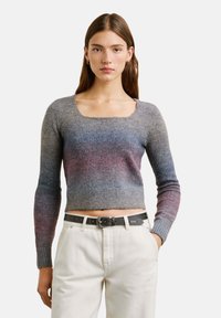 Grauer gradientierter Strickpullover mit quadratischem Ausschnitt, langen Ärmeln und gerippten Bündchen. Verfügt über eine weiche Textur und ein kurzes Design.