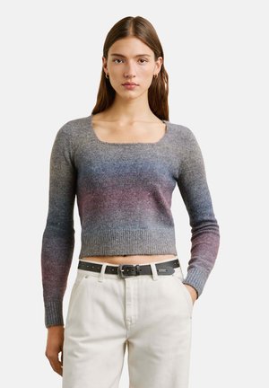 Grauer gradientierter Strickpullover mit quadratischem Ausschnitt, langen Ärmeln und gerippten Bündchen. Verfügt über eine weiche Textur und ein kurzes Design.
