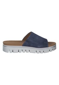 Sandale mule en daim bleu marine avec une large bride, une semelle intérieure rembourrée de couleur beige et une semelle extérieure blanche épaisse et rainurée.