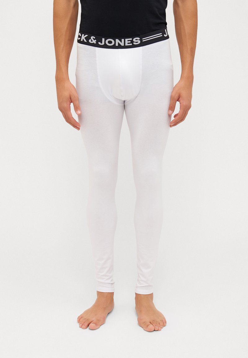 Hvit lang undertøy laget av et mykt materiale, med et svart elastisk livbånd som har teksten "JACK & JONES". Tettsittende design.