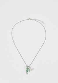 Collar de cadena de plata con encantos verdes, un acento de perla y un colgante de metal en forma de "L". Diseño texturizado con diversas formas y colores.