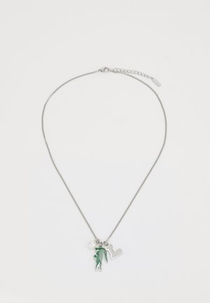 Silberne Kettenhalskette mit grünen Charms, einem Perlenakzent und einem metallischen "L"-Anhänger. Texturiertes Design mit unterschiedlichen Formen und Farben.