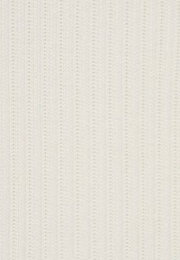 Tissu tricoté en blanc cassé avec des rayures verticales, présentant une texture lisse et un léger éclat, idéal pour les vêtements ou les articles d'ameublement doux.