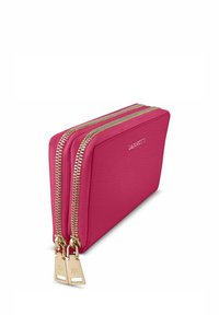 Portafoglio rosa con texture, dotato di due zip dorate, con hardware firmato e design rettangolare. Superficie liscia con un aspetto morbido.